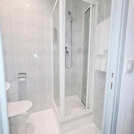 Le 23 Hotel Clichy